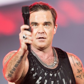 ... jindy byl Robbie Williams trošku zavalitější, což naplno spustilo jeho dysmorfofobii, která ho provází celý život.