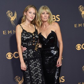 Svou vlastní kopii si pořídila i Robin Wright (57), která nedávno navštívila karlovarský filmový festival. Otcem Dylan (32) je hereččin exmanžel Sean Penn (62).