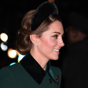 O rok dřív se vévodkyně z Cambridge pochlubila dalším kouskem ze své sbírky čelenek, jak jinak než značky Jane Taylor. Cena tohoto černého modelu se pohybuje okolo 20 tisíc korun.