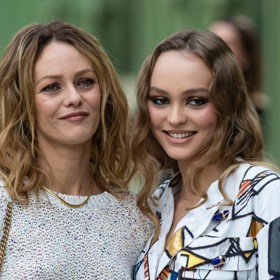 Zpěvačka Vanessa Paradis (50) má s hercem Johnnym Deppem (60) dvě děti, dcera Lily-Rose (24, vpravo) přitom jako by jí z oka vypadla.