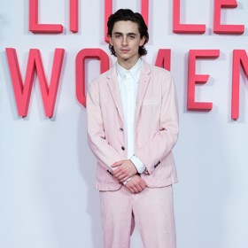 Herec Timothée Chalamet nosil růžovou ještě dříve, než svět zachvátila Barbiemánie.