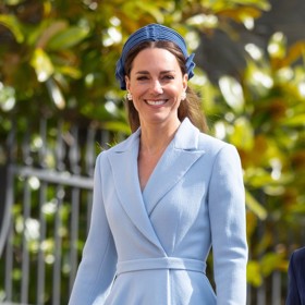 Další čelenku z dílny Jane Taylor si Kate vzala na loňskou velikonoční mši a vhodně jí doplnila šaty značky Emilia Wickstead. Světle modrý model Diamond Crepe Pleated Band stojí přibližně 27 tisíc korun, přičemž Kate ho poprvé vynesla roku 2019.