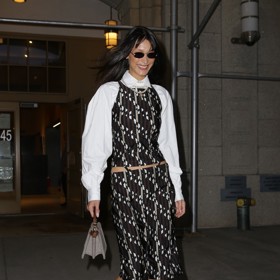 Bella Hadid považuje ponožky v sandálech jako módní vyjádření, ale podle etikety se hodí opravdu spíše na módní akce, ne na ty opravdu společenské. 