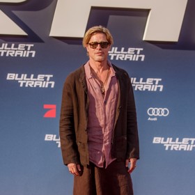 Americký herec Brad Pitt se v sukni objevil na premiéře svého filmu Bullet Train v roce 2022 v Berlíně. 