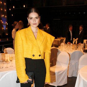 Mladá herečka Leona Skleničková na předávání Cen české filmové kritiky v roce 2022 v nápadném žlutém saku, které už vynesla také modelka Aneta Vignerová.