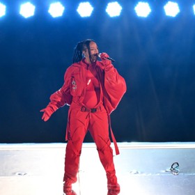 Monochromatická kreace pochází z dílny módní značky Loewe. O styling se Rihanně postaral Jahleel Weaver. Na nohou měla zpěvačka tenisky ze speciální kolekce MM6 Maison Margiela v kolaboraci se značkou Salomon.