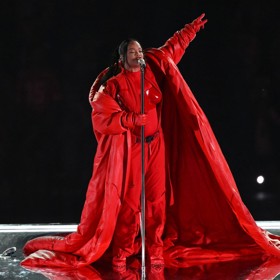 Velké entrée. Rihanna se letos na pódiu finále Super Bowlu objevila s megalomanskou nadýchanou pelerínou.