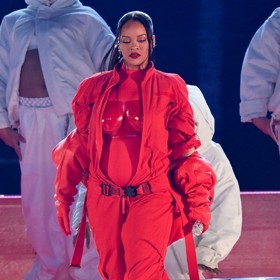 Když ji odhodila, odhalila všechny detaily do puntíku vyladěného superoutfitu pro speciální příležitost. Finále amerického fotbalu je totiž jednou z nejsledovanějších událostí v roce.