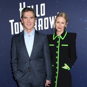 Všem ženám tak dává naději, že ani v pozdním věku není třeba rezignovat na lásku (na snímku herečka s novomanželem). Stejně jako na kariéru, kterou Naomi Watts momentálně zdárně restartuje.