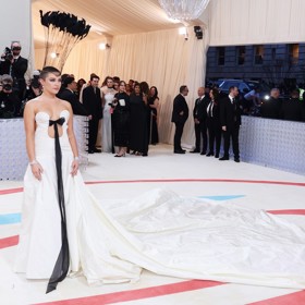 Kompletní outfit Florence Pugh z Met Gala 2023. Akce známá svým extravagantním dress codem herečce dokonale sedla.