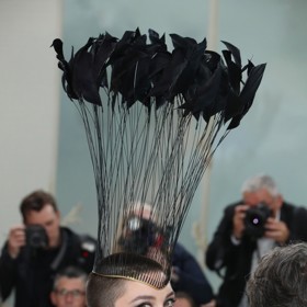 Herečka se poprvé objevila ve společnosti s oholenou hlavou na květnovém Met Gala. Následně prozradila, že jde o úpravu vlasů, kterou si prosadila do své nejnovější role v romantickém dramatu We Live in Time. Brojí totiž proti pozlátku Hollywoodu ve filmech.