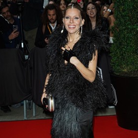 Sienna Miller v černočerné kreaci.