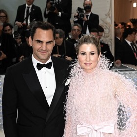 Manželka Rogera Federera Mirka v peříčkové róbě s mašlí.