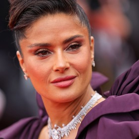 Tím prvním je radiofrekvenční přístroj, jejž na pleť pravidelně používá. Díky němu má pokožku více vypnutou a zářivější.