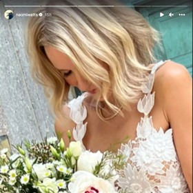 V červnu letošního roku si vzala o rok staršího kolegu Billyho Crudupa, s nímž chodila od roku 2017.