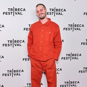 Ponožky v sandálech či pantoflích nosí některé osobnosti i na společenské události. Líbí se vám tento styl? 