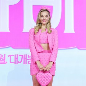 Všechny odstíny růžové, jaké si jen dovedete představit. To je styl a módní směr legendární panenky. A teď i její filmové představitelky.