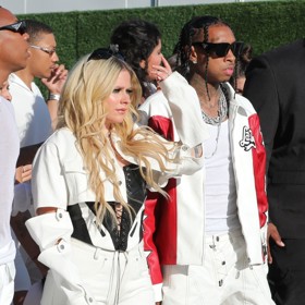 Další zpěvačka ze severoamerického kontinentu, kanaďanka Avril Lavigne zakompoovala korzetový top do džínového kompletu s průstřihy.