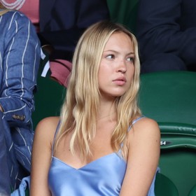 I Lila Grace Moss, dcera topmodelky Kate Moss, není příznivkyní širokého obočí, které by její obličej až příliš dominovalo. Tenčí tvar nádherně dokresluje její jemný obličej. 