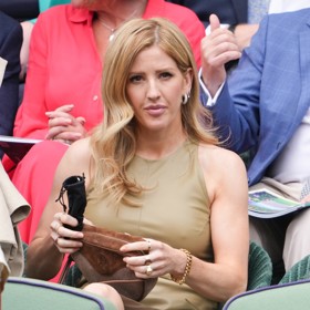 Ani Ellie Goulding neholduje výraznému obočí, i když podle snímku z Wimbledonu si jej nechává stále velmi precizně vykreslovat, nebo že by si pomohla mikropigmentací?