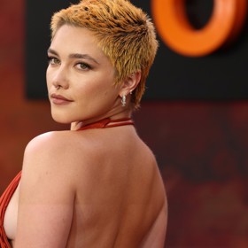 Herečka Florence Pugh, která ztvárnila jednu z hlavních hrdinek netrpělivě očekávaného kasovního trháku Oppenheimer, rozhodně nepatří mezi tradiční hollywoodské krásky. Její tvář zdobí piercing, nechala si oholit hlavu a co vystoupení na červeném koberci, to nepřehlédnutelné šaty.