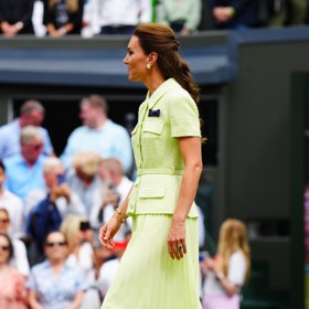 Na některých snímcích barva šatů připomínala barvu tenisového míčku. Kate rozhodně na kurtu zářila. 