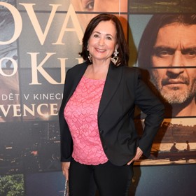 A takhle se Jana Nagyová oblékla na slavnostní večerní premiéru do pražské Lucerny.