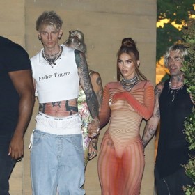 Nejskrytější částí hereččina těla se tentokrát stala šíje obtěžkaná řadou náhrdelníků.