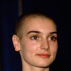 Irská zpěvačka Sinéad O'Connor, která ve středu zemřela ve věku pouhých 56 let, nebyla jedinou slavnou ženou, jež nosila oholenou hlavu, byť ji měla suverénně nejdéle. V jejích stopách v určité fázi života kráčely i další krásky. Které? Na to se nyní společně podívejme.