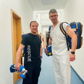 Lékař Prokop Seif (vpravo) a záchranář Prokop Voleník (vlevo) se v aktuálním díle pořadu Prokopni to věnují vážnějším úrazům a tomu, jak je ošetřit. 