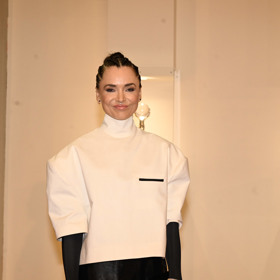 "Mně tedy přijde, že si spisovatelka spletla tuto slavnostní událost s techno party. Zapletené copánky a ani celkový look mě nijak neoslovuje. Pardon," hodnotí look Radky Třeštíkové Honza Kořínek. 