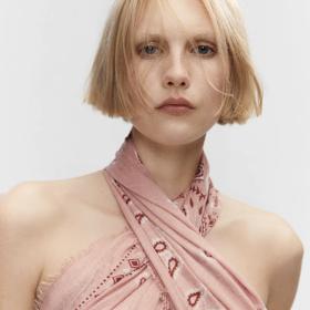 Uvázat šátek jako crop top? Se správně zvoleným modelem žádný problém.