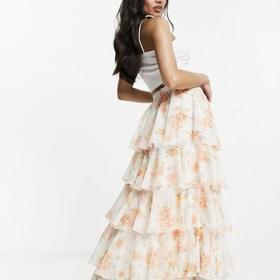 A najdete je i jako kaskádovitou záplavu na maxi sukních. (Miss Selfridge, 1 299 Kč)