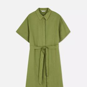 Stejně jednoduché, jen vyzbrojeny límečkem a přinechanými rukávy. (Košilové šaty, Primark, 640 Kč)