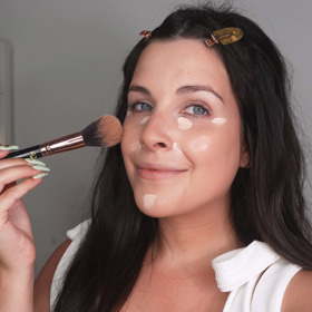 Nedokonalosti zakryjte korektorem, který můžete použít i na rozjasnění. Pomocí bronzeru s třpytivými částečkami dodejte barvu tvářím a vystínujte obličej. 