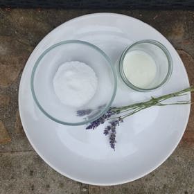 Na peeling budete potřebovat 10 polévkových lžic kuchyňské, mořské nebo jemně drcené himálajské soli.