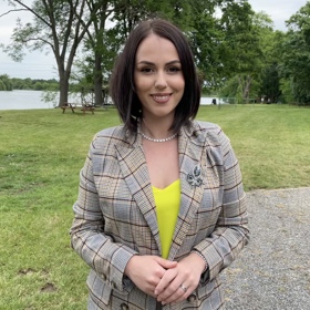 Expertka a školitelka etikety Julie Balobanova provází pořadem Škola etikety s Julií na Lifee. V prvním letním díle jsme se podívali na nošení a odkládání slunečních brýlí podle pravidel etikety.