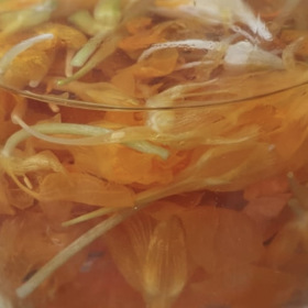 Vše zalijte čtyřicetiprocentním alkoholem jako např. vodkou a sklenici nechte na teplém místě bez přímého slunečního svitu minimálně tři týdny macerovat.  