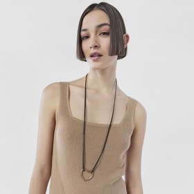 Dlouhý náhrdelníik z kůže s přívěskem ve tvaru srdce. (Tous, 4 390 Kč)