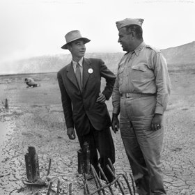 A pro porovnání - takto vypadal slavný fyzik ve skutečnosti (na snímku vlevo).