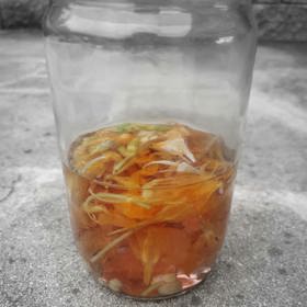 Tinkturu z lichořeřišnice připravíte tak, že otrháte listy, květy i stonky (případně použijte i plody, pokud už je rostlina má) a vše vložíte do uzavíratelné sklenice.