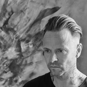 Maxim Havlíček žije a tvoří v Los Angeles.