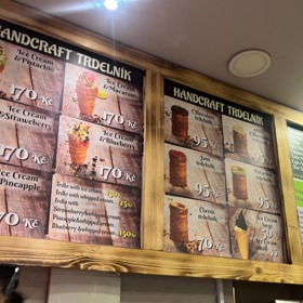 Za cenu 150 Kč jsme si vybrali trdelník plněný borůvkami a šlehačkou.