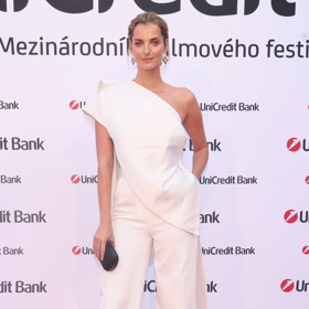 Takhle to Denise slušelo na nejluxusnější varské party, UniCredit bank. O garderobu se jí stará návrhář Lukáš Macháček.