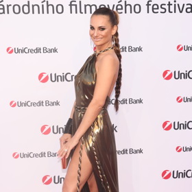 "Zapletené copy mám rád, jen si myslím, že i copy mají několik podob a tenhle klasický utažený mi k celkovému vzhledu i s šaty prostě nějak nesedí… Myslím, že kdyby se do účesu dodalo trochu struktury a spíše se povolil a roztahal, nepůsobilo by to tak upjatě a prvoplánově. Také by to možná tolik nesplývalo s prvky na šatech," uvádí Honza Kořínek pro Lifee.cz.