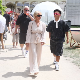 Přes den si užívali procházek po kolonádě.