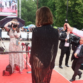 Róba, kterou oblékla na slavnostní zahájení karlovarského festivalu, byla velmi odvážná.