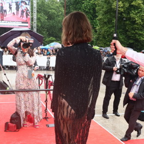 Při pohledu zezadu bylo všem jasné, jak vypadá hereččin zadeček. Mít s sebou Eliška ještě koloběžku, mohla strčit do kapsy i chytrou Horákyni.