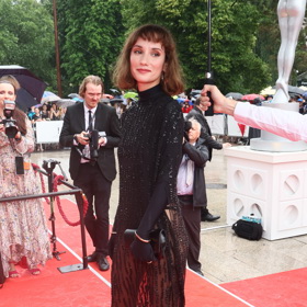 Eliška Křenková v černé flitrované róbě od Lukáše Macháčka.