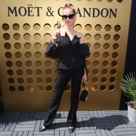 Hanka v outfitu od návrháře Karla Lagerfelda.